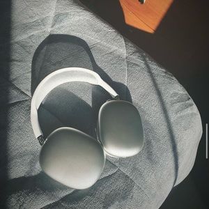 White Apple Airpods| Max's